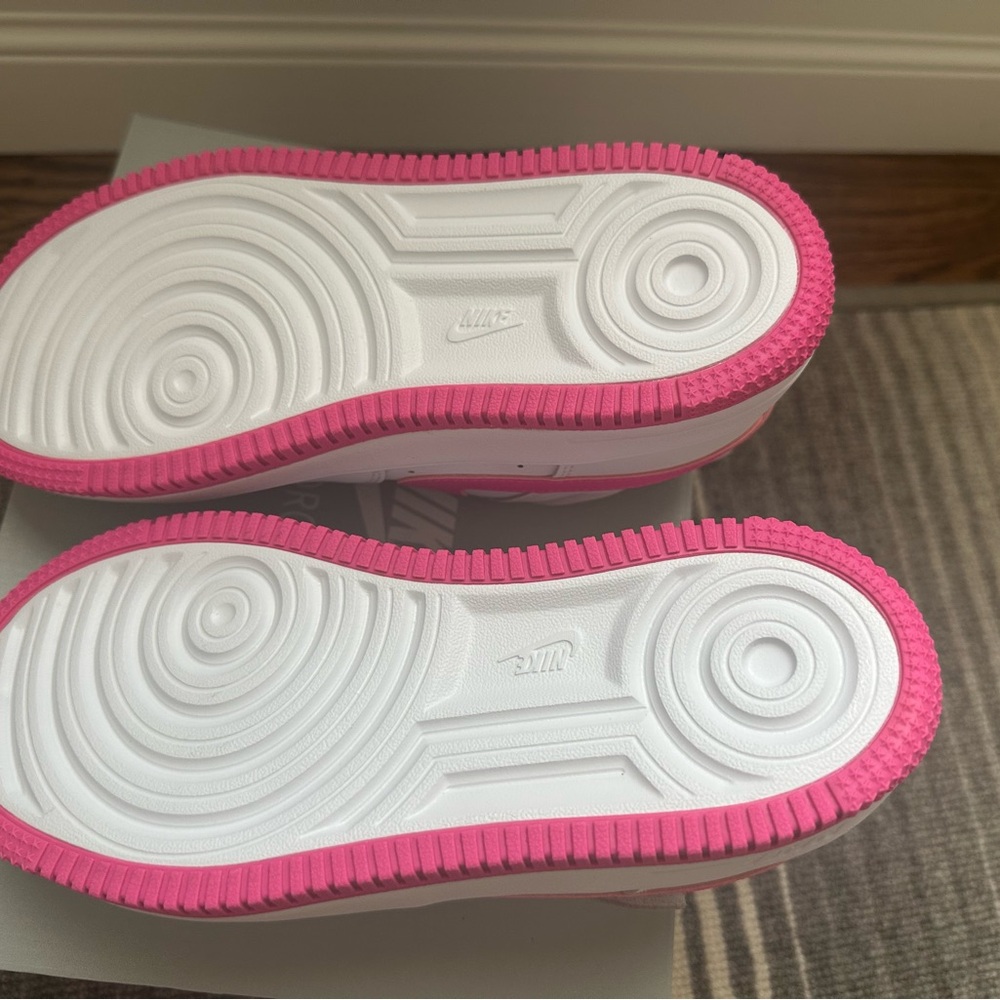 Nike  Kids White and Pink  Force 1 Low Easy on Sneakers ..sz 2.5 New in Box - Picture 7 of 7